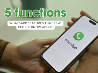 una persona con un telefono movil inteligente en la mano con una imagen de whatsapp iniciando y un texto que dice 5 functions WhatsApp features that few people know about