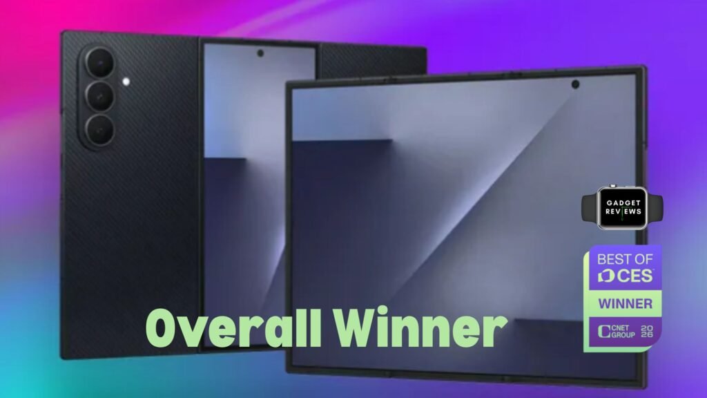 Samsung Galaxy Z TriFold desplegado en forma de Z con sus tres pantallas activas y el premio Ganador del CES 2026